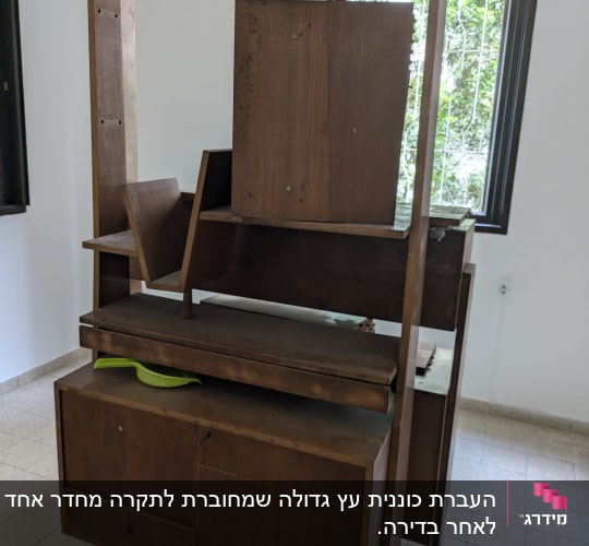 רהיט עץ לא גמור עם מדפים ודלתות